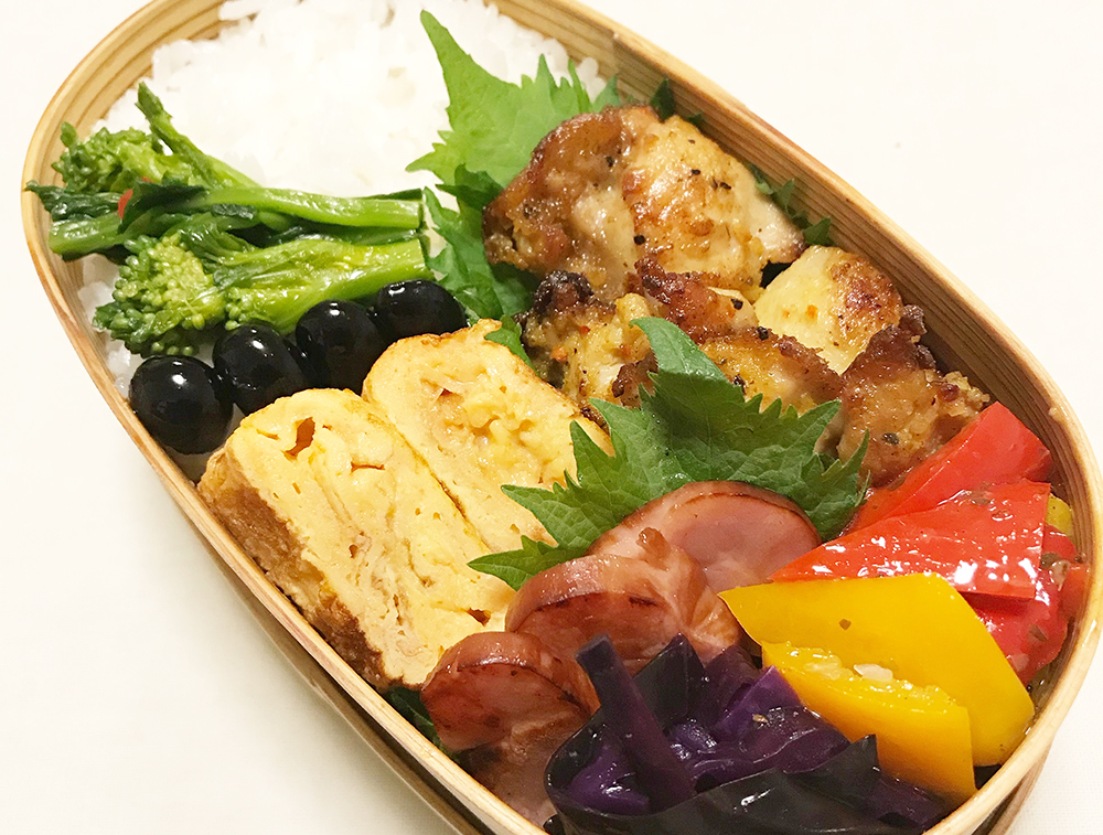 毎日の暮らしのヒントに 今回は、長方形のお弁当箱の詰め方をご紹介します😊 ちょっとしたテクニックで、よりお弁当がおいしく見えますよ💪 ①ごはんは、滑り台のように斜めに盛り付けます。おかずの空間を広く使うことができ、立体感が出るお弁当に♪ 💡point