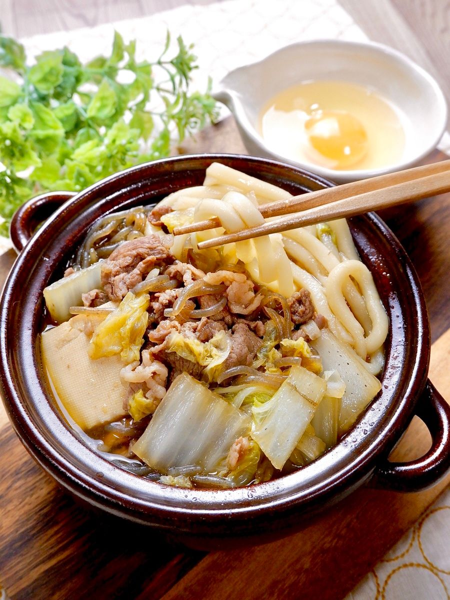 エバラ食品 公式食べたいと思った人は🥢 おはし で教えてください！ふわふわ卵入り！すき焼き風うどんレシピ豚肉をたっぷり使った すき焼き風うどんレシピ。 ふわっとした卵を入れることで、いつもと違う新鮮な焼きうどんに！ 「すき焼のたれ」を活用した