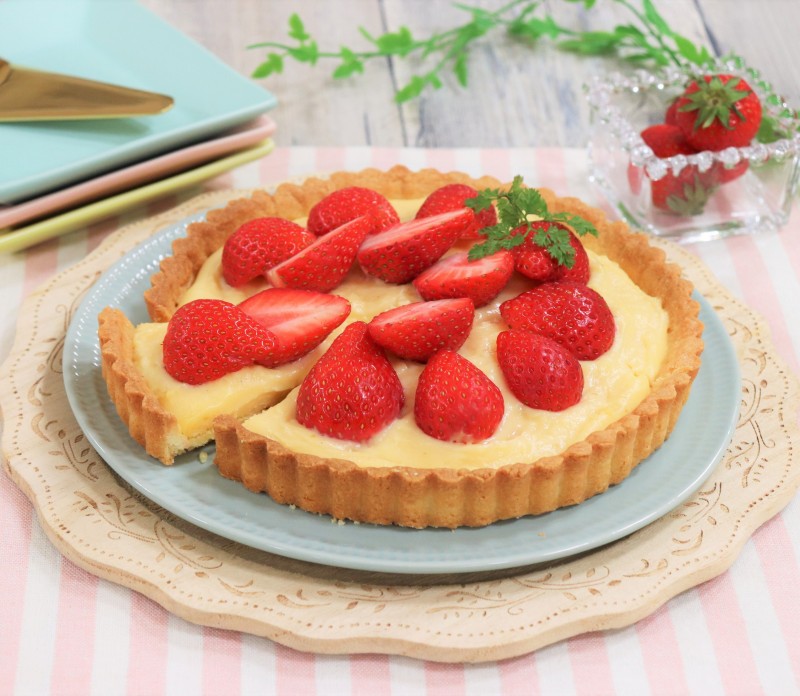 🍎🎀, 型なしカスタードりんごタルト🍎, 初めて作ったから形歪だけど🥹すごく好みの味になった😍🩷,カスタードクリームは電子レンジで簡単に♪, けど、子どもはあんまり食べてくれなかった〜😅, ザラメの焦げたとこが苦かったみたい,また要研究だぁ！！, スイーツの沼にのめり込んじゃった😂, テーブルセッティングも楽しい！！,スイーツりんごタルトオヤツ