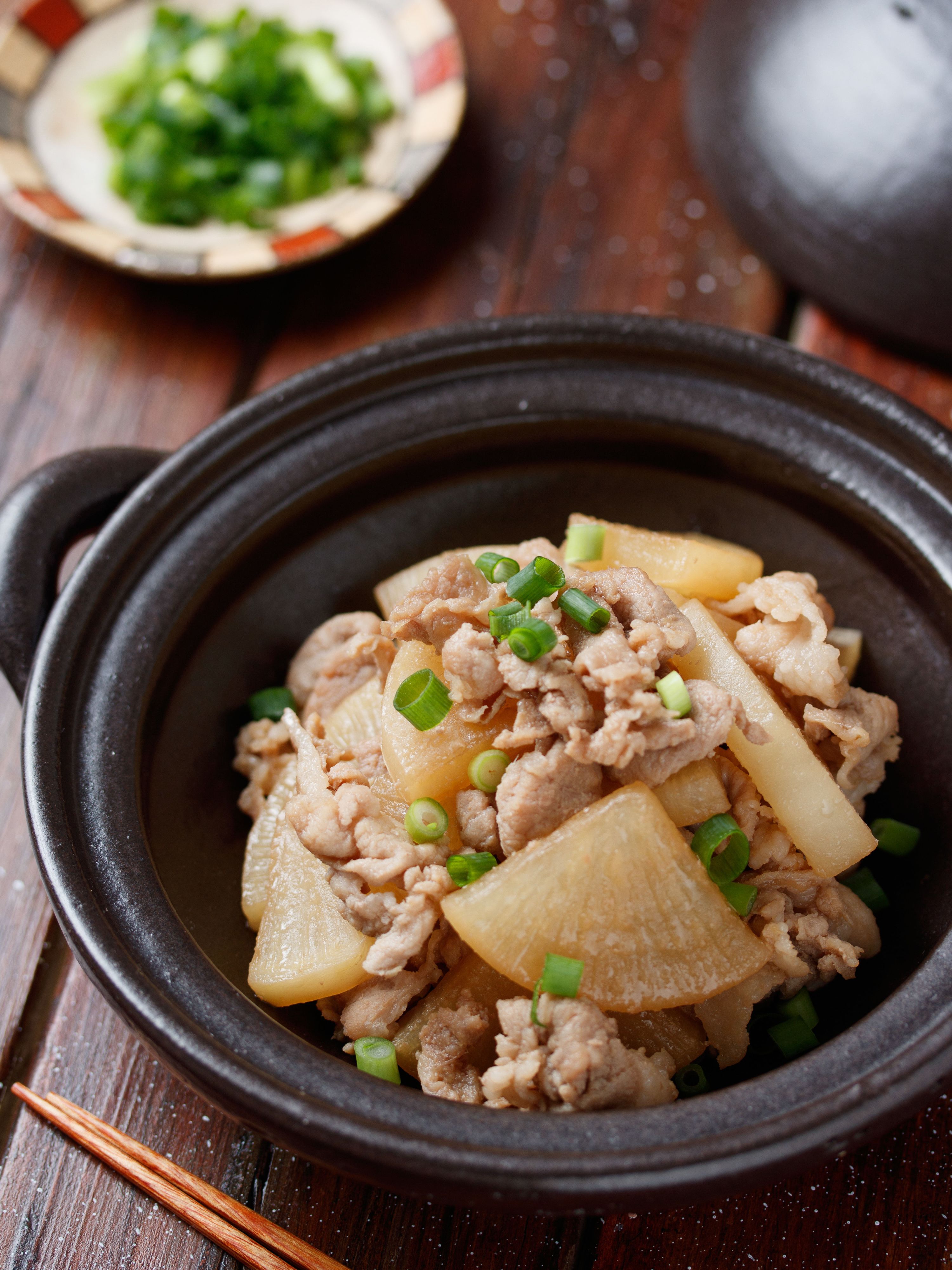 少ない材料で満足おかず♪ 豚こまと大根のオイスター炒め