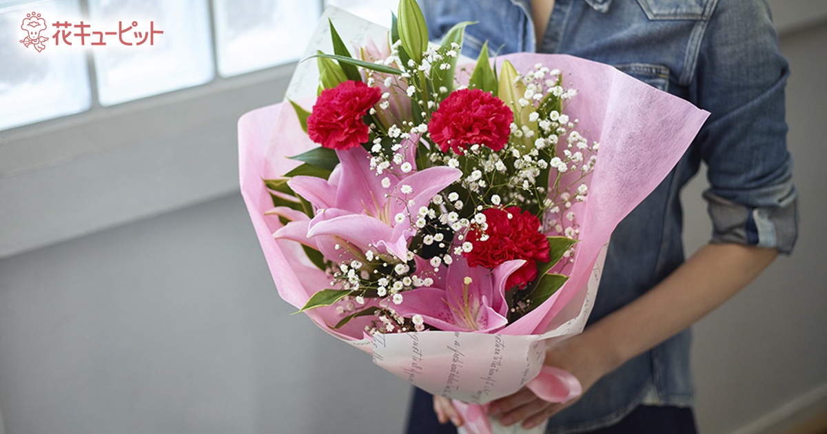 花束の渡し方とマナー！シチュエーション別のタイミングも解説胡蝶蘭・スタンド花のプレミアガーデン