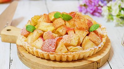 アップルローズのパイバスケット」 The basket is made of frozen pie sheets. And roses aremade of apples. 前回のフルーツバスケットと一緒に作ったやつで、こちらはアップルローズ仕様です。紅玉がない時期だから、代わりに ? とにかく皮が真っ赤なリンゴを選んだん