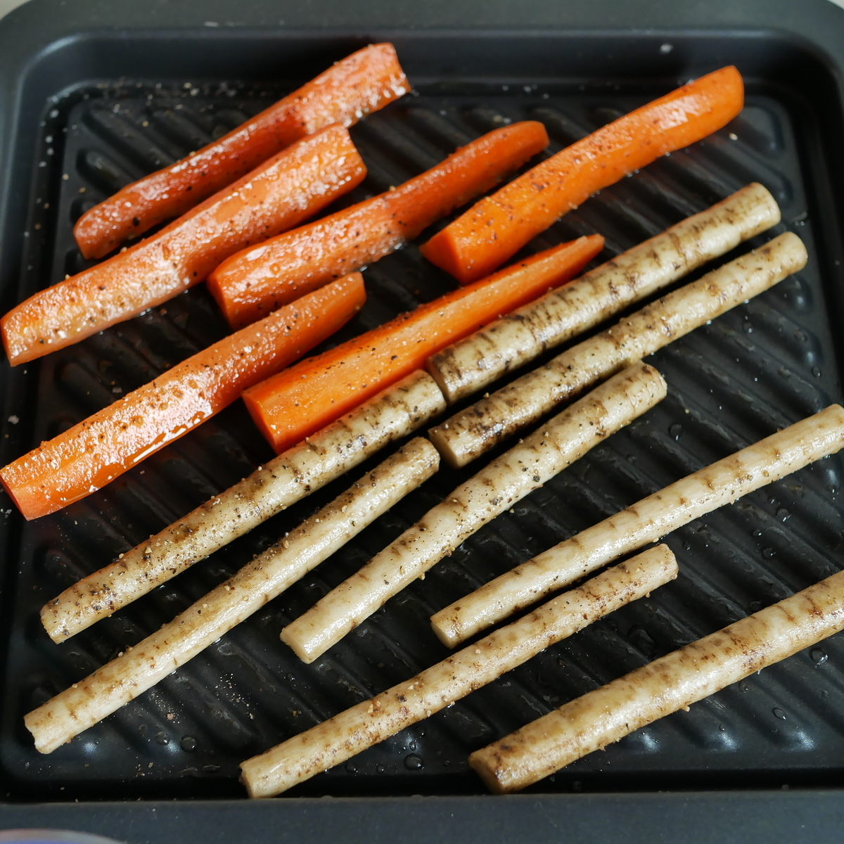 塩と粉チーズとオリーブオイルでマリネした新人参を オーブンで焼き お気に入りのマスタードとマヨを混ぜた ディップで パクっ いただきまーす🥕 人参が甘い🥰人参オリーブオイルマスタードhillfarmグリルcarrotcreatable