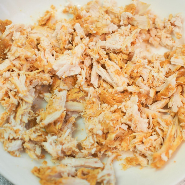 サラダチキンの意外な使い方！？「ぽりぽり食感♪サラダチキンおにぎり」の作り方