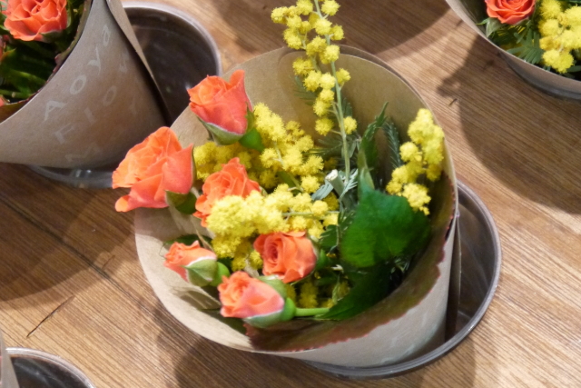 花束の正しい渡し方のマナーをシーン別で解説！アレンジメントの持ち方も紹介花束・アレンジメントのフラワーギフト通販なら花キューピット