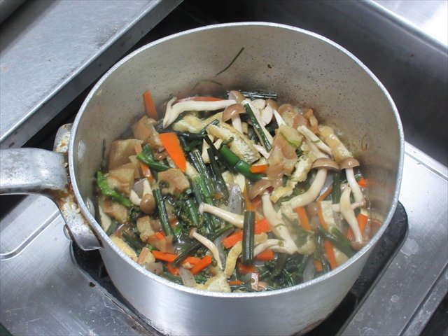 ワラビレシピ ワラビと油揚げの卵とじ&お浸しの作り方♪ワラビ料理ではこれが一番美味しい!下処理の仕方もご紹介しています