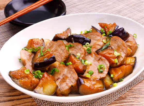 業務スーパー愛好家😘けい💜豚コマと冷凍揚げナスで簡単レシピ！ㅤㅤㅤㅤㅤㅤㅤㅤㅤㅤㅤㅤㅤ 油分を減らしたいから、揚げナスはチンした後に熱湯にくぐらせて油抜きしたよ😘ㅤㅤㅤㅤㅤㅤㅤㅤㅤㅤㅤㅤㅤ 揚げナスは油分が多いので、一度油抜きするのはおススメ