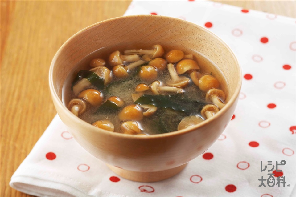 □和食の献立 ・鯖の味噌煮@migratory.jp・冷奴 ・しじみ汁 ・葡萄 今日の食卓は、鯖の味噌煮とあさりの味噌汁が揃い、ご飯との相性抜群！🍚がすすむ献立で美味しく頂きました✨ □器 @migratory.jp -----------------------------先日は、macaroni様主催の「15分