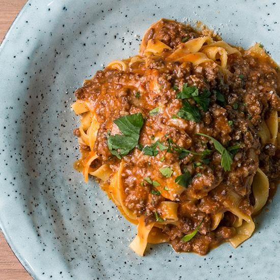 イタリアのパスタスパゲッティボロネーゼ。郷土料理。レシピ。イタリア料理。Premium写真