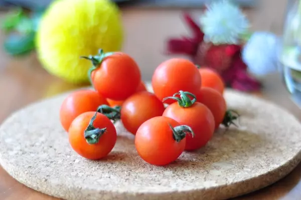 こんばんは🌛 連投失礼いたします🙇🏻♀️ お弁当の彩りに欠かせないミニトマト🍅 これから梅雨や夏に向けてのお弁当で食中毒を出さない為にいくつかpointがあるそうです💡 ミニトマト🍅 ・ヘタの部分に菌が繁殖するので必ず取り、窪みの部分もよく洗って水分を