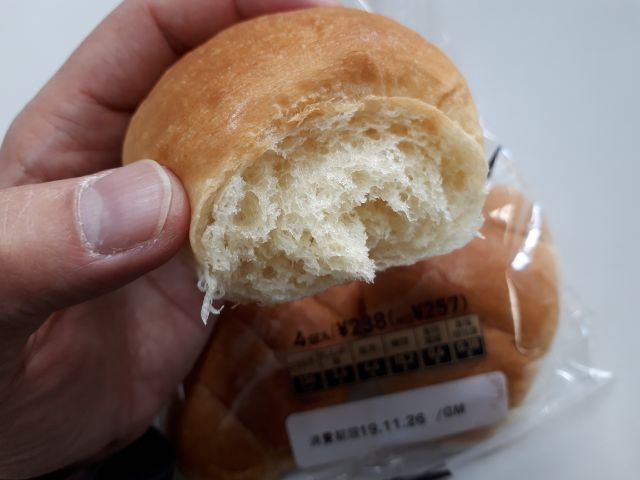 金のバターロール初めて買った😶! バターロールで考えたら ちょっとお高いかもだけど、 . 130円の袋パンを一個買うのと同じ値段で、この大きいロールパン2個入りなら ありじゃないか?🥖 しかも、マーガリンじゃなくてバター使用🧈✨ 今までパスコの超熟