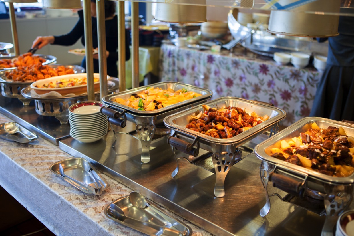 バイキングとビュッフェは、なにが違うの?→帝国ホテル発祥バイキングは食べ放題、飾り棚に料理を取りに行くビュッフェは立食という意味チコちゃんに叱られる