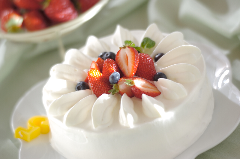 おしゃれな一段ウェディングケーキ!シンプル 花 いちごなど円柱ケーキ10選 今週のスタスナ omotte magazine fromANNIVERSAIRE記念日にまつわるマガジン