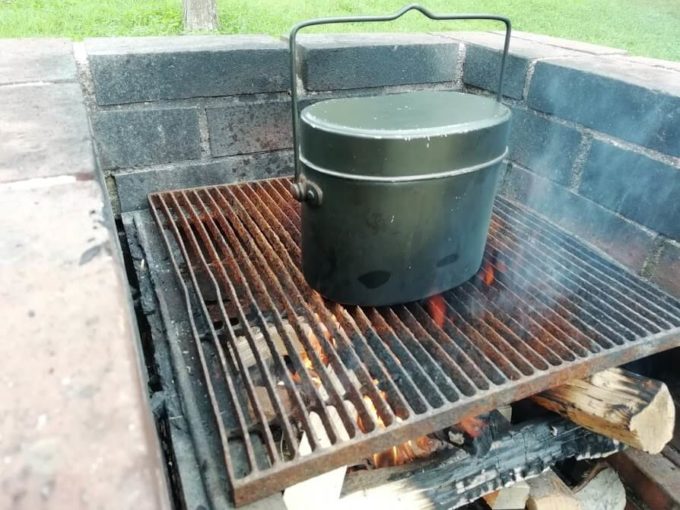 🔥究極のTKGセット、ここに誕生！🍚🥢 自分で炊くから美味しさ格別！ 炭火でじっくり炊き上げるふっくらツヤツヤのご飯 に、ふわふわ卵をのせた究極の卵かけご飯✨ 🍚 メスティンで炊く炊きたてご飯！炊き上がるまでの時間もワクワク♪ 🥚 待っている間に白身を泡立てて
