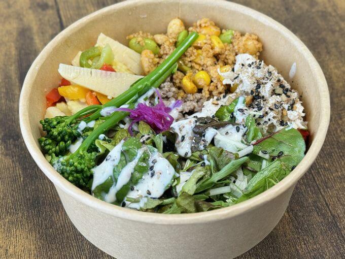 静岡市葵区横田町にひっそりと店を構える大衆割烹『里」のランチへ再訪。和牛すき重1,000円。やわらかな和牛の甘さと旨みがたまらない😊✨卵と一緒に食べれば‥すき焼き風で二度美味しいよ😋❣️ 相変わらず素晴らしいコスパランチ。 ◾️大衆割烹 里 静岡県静岡市葵区