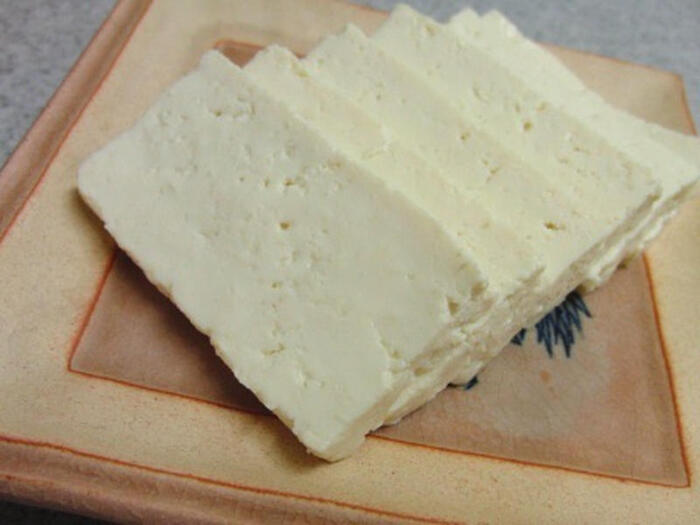 特別な重しは必要なし！知ってると得する「豆腐をしっかり水切りできる方法」