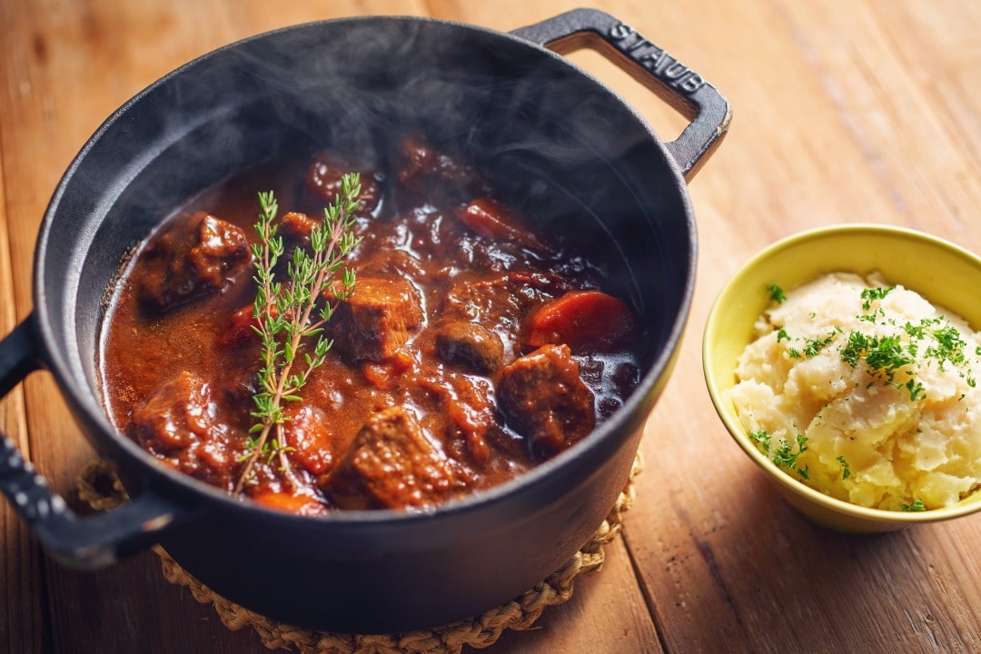 初めてのダッチオーブンでも失敗し知らず!煮込みハンバーグを作ろう