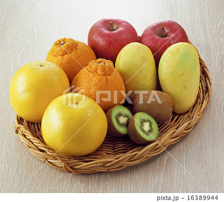 男性 お見舞い 果物 フルーツバスケットの写真素材 - PIXTA