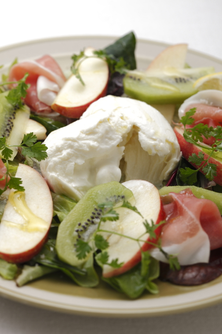 ブラータアフミカータのおすすめの食べ方🤩 ブラータアフミカータを一口大にカットし、 オリーブオイル、黒胡椒をかけて、、✨お好みで生ハムやバケットを添えても🙆🏻‍♀️ ヒサダのチーズにハッシュタグチーズ王国フロマジュリーヒサダヒサダグループ好きな