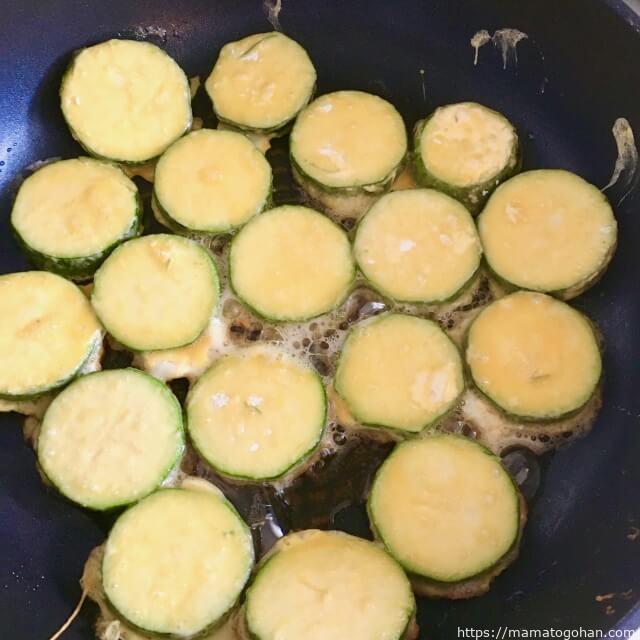 手づかみ食べ BLW離乳食で初期から使えるズッキーニの簡単レシピ – おいしい子育て