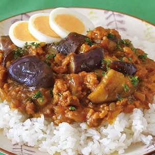 これ食べとけば痩せます。, ・レンジで簡単！無水痩せキーマカレー,材料 , トマト缶1つ400g, なす1本 130gぐらい , しめじ1袋,むねミンチ200g, カレールー4皿分 カロリーハーフ , 白ご飯, ※卵黄,作り方 ,①大き目の耐熱ボウルにひと口大にカットしたなす、しめじ、むね肉、トマト缶を加えたら600w6分チン, ②一度かき混ぜさらに600w6分チン,