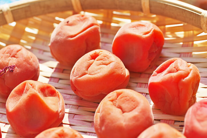 梅干しの表面に白い粉。これはカビ? 食べられる? 『石原洋子の梅干し 梅酒 梅料理』BOOKウォッチ