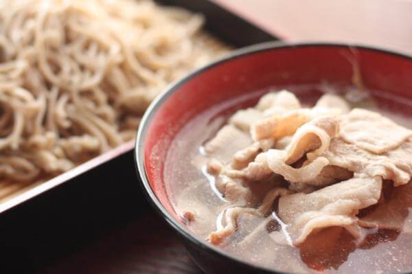 出汁のプロが教える「そばつゆ」の作り方。鰹節は厚削りを使うべし！三越伊勢丹の食メディアFOODIE フーディー