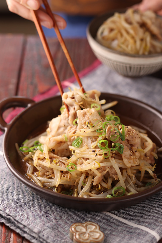 つくれぽ1000豚肉ともやしのレシピ人気1位～40位を炒め物やレンジ蒸しのポン酢かけからキャベツ・卵・ニラ・ピーマンを使うレシピまで紹介クーカイ-Cookai