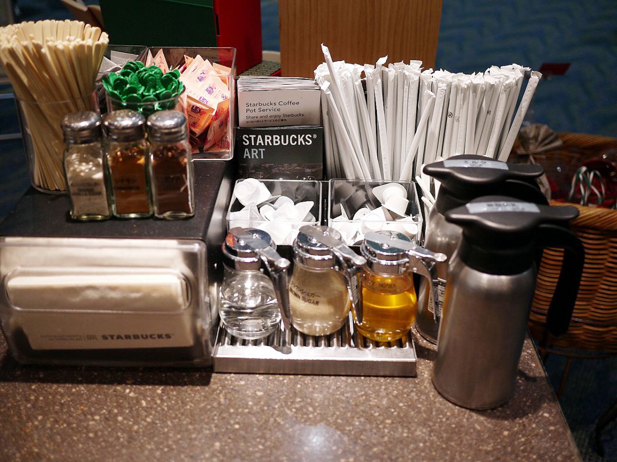 キッズ用のコンディメントバー=イオンレイクタウンmoriのスタバがリニューアル - 春日部経済新聞