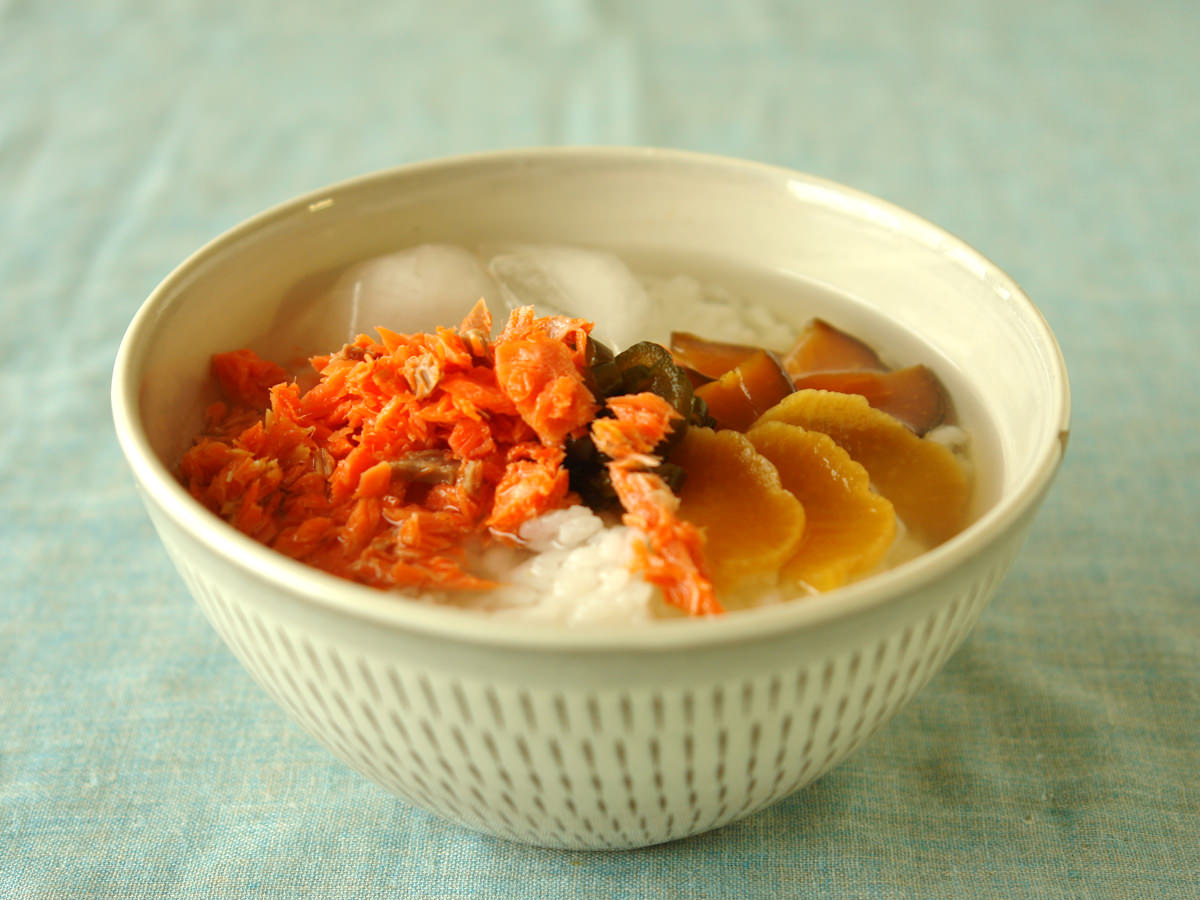 さっぱり美味しい！夏を感じる「ひんやりおかず」レシピ5選 ※保存しておくとあとで見返せます👆 ①簡単なのに上品なお味 なすの冷たい翡翠煮②冷やしても美味しいラタトゥイユ ③シャキシャキ野菜の冷製豚キムチ ④簡単おつまみ 冷やし卵おでん ⑤野菜たっぷり 豚の冷製