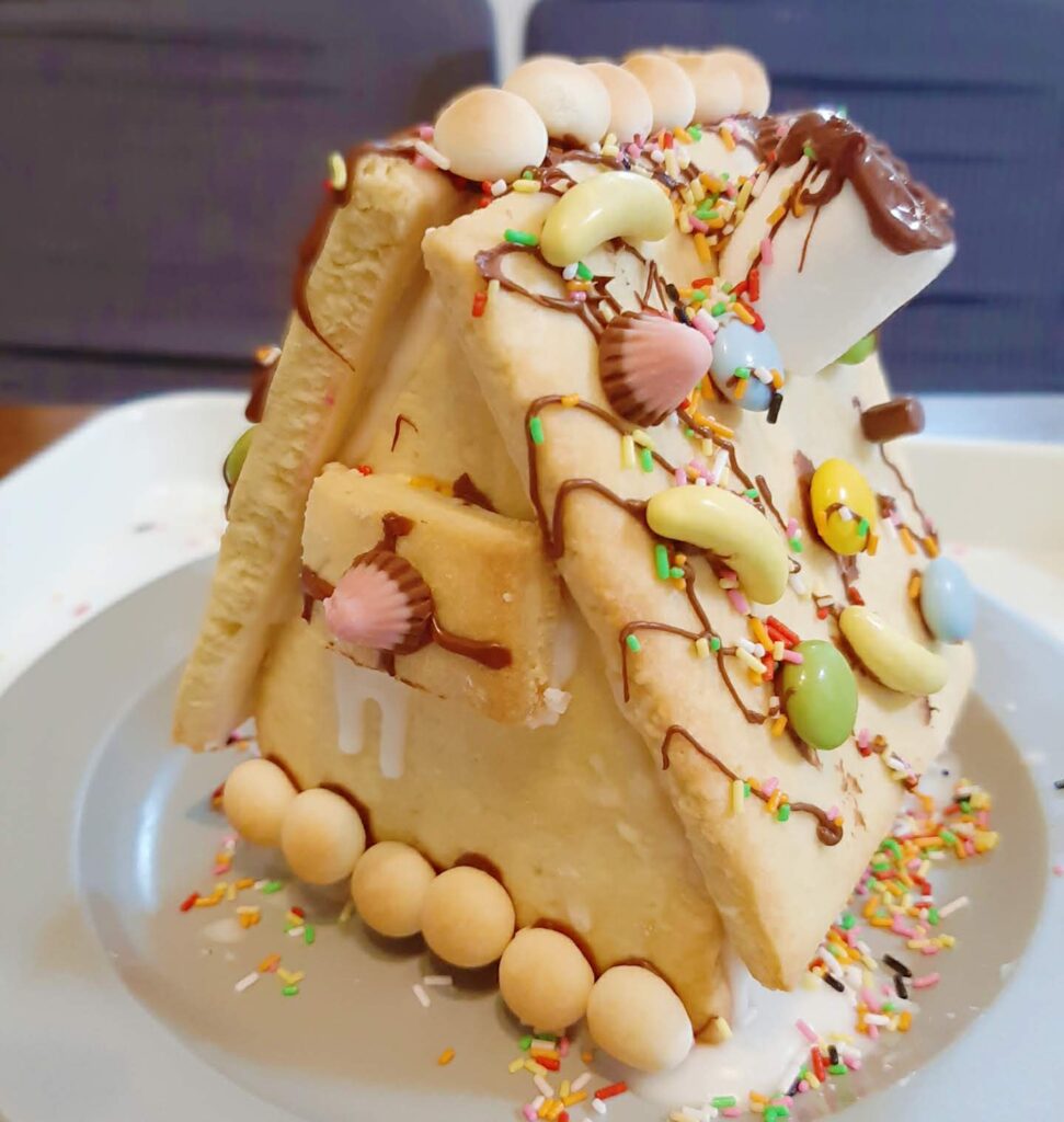 超ド派手なケーキが自分で作れる!? 市販のお菓子で作る「クリスマスケーキ」レシピ - dressing ドレッシング