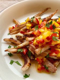 サイゼの真イカのパプリカソース 好きすぎて、家で何回も味の再現しようと作ったくらい好きだし 昔漫画も描いた 、サイゼ行ったら2〜3杯は必ず頼んでたし、なんだったら真イカのパプリカソース 食べるためだけに空き時間の15分にサイゼ駆け込む