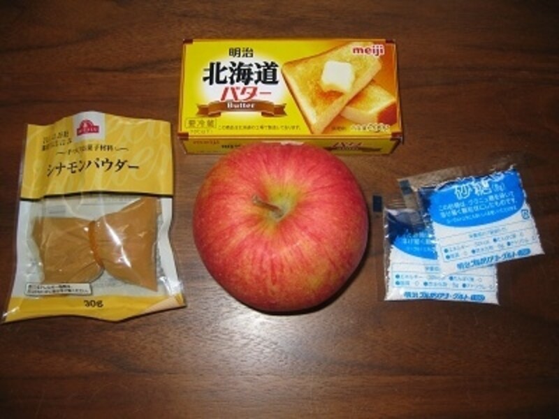 りんごバター３個パック「 りんご リンゴ 林檎 」使い切りが良いポーションタイプで、外出時に持ち出す事も容易です。長野県産のフレッシュな林檎を、すりおろすまでの工程を丁寧にする事で仕上がりの色を綺麗にしてあります。 パンや焼菓子とのマッチングが良く