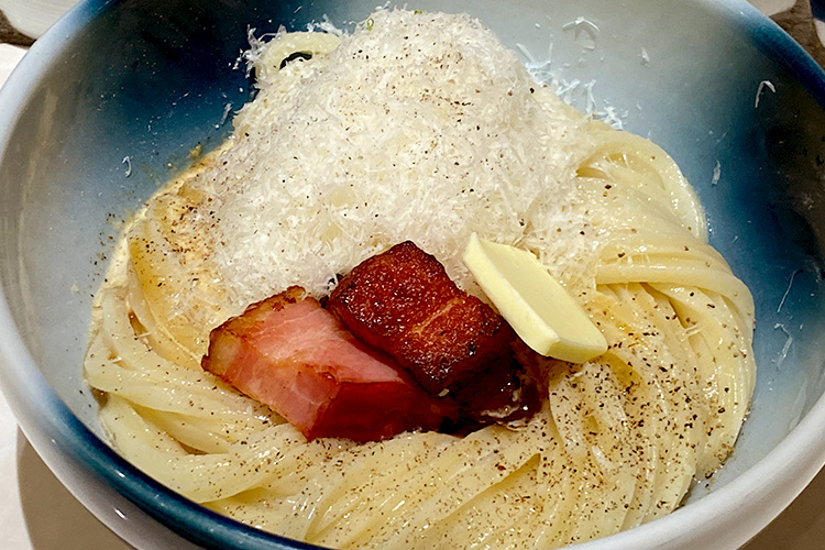 原宿の人気うどん店「麺散 めんちらし 」で本格讃岐うどんを食べくらべ！メニュー紹介も！THISTOKYO+原宿・表参道から、東京の最新トレンドを発信