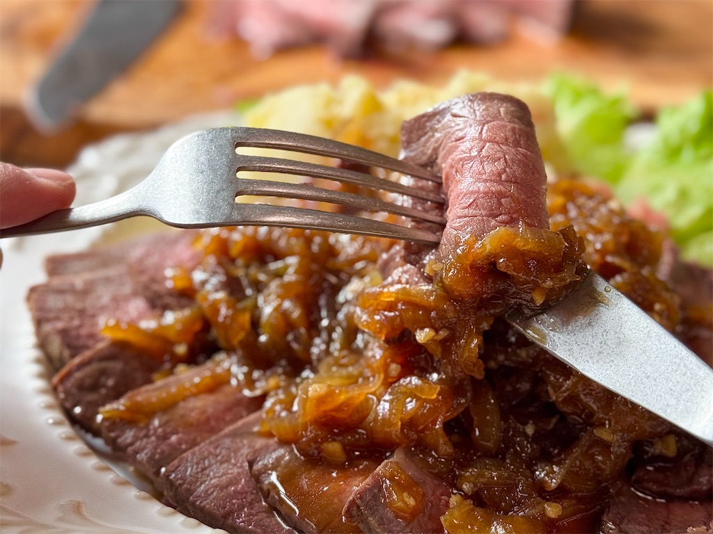 フライパンで簡潔に完結♪ローストビーフの焼き方