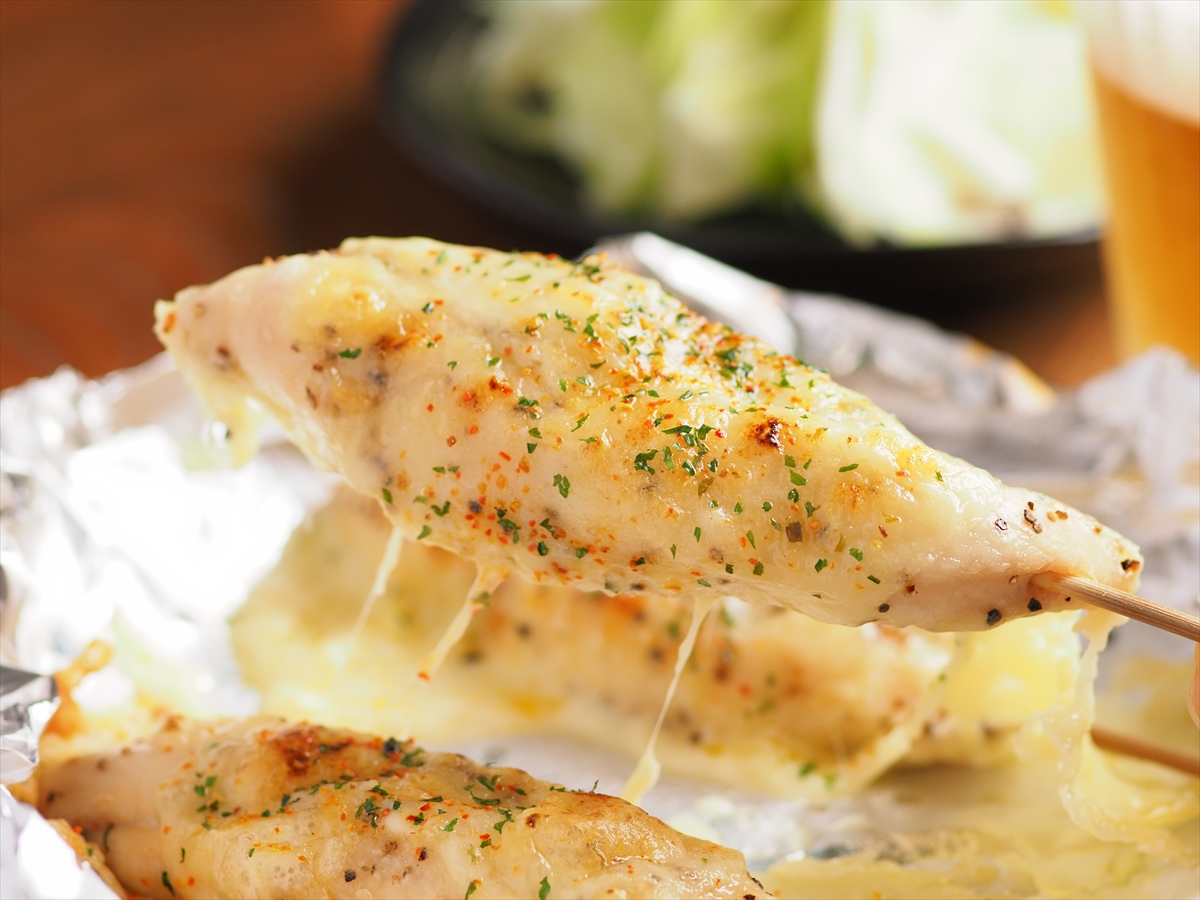 メニュートレンド:女性客引き寄せるチーズの威力 焼き鳥をチーズにディップ - 日本食糧新聞・電子版