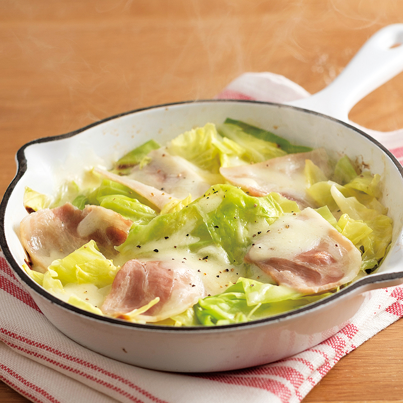 簡単レシピ 小麦粉なし!キャベツお好み焼き ⏰8分 他のレシピはこちらから👉 @momomayu27 小麦粉なしのヘルシーお好み焼きを作っちゃいましょ✨※揚げ玉は除く レンチン後にキャベツをほぐすのが、シャキシャキ感を楽しめるポイント☝😋 耐熱皿で仕上げて、そのままで