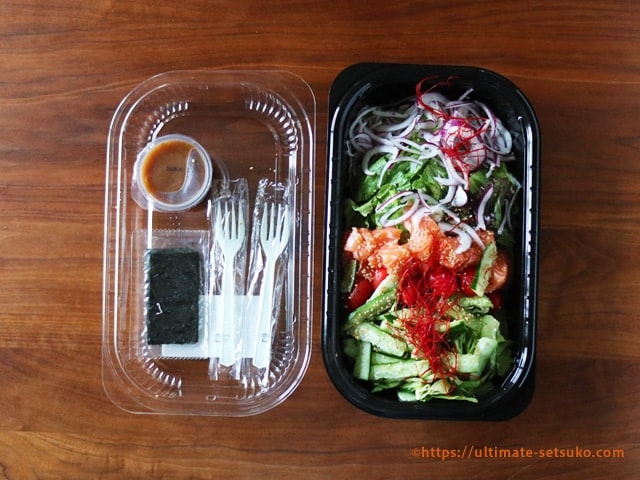 コストコアレンジレシピ今回は生春巻き作ったよ👍 使ったのは ☑️シュリンプ&サーモンチョレギサラダ ☑️ライスペーパーこれは私の得意？料理なの。 以前発売されていたシュリンプ&ホタテチョレギサラダの時もよく作ったなぁ〜コストコのチョレギサラダは、海鮮類が新鮮だからめちゃくちゃ美味しいー🙆‍♀️ チリソースでも添付のチョレギサラダソースでも合うよ😊