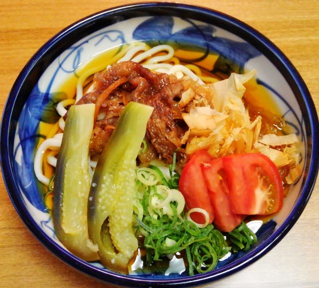 レンジで旨だれ冷やし油うどん＜材料 1人分 ＞ 冷凍うどん 1玉 顆粒鶏ガラスープの素 小さじ1 2 砂糖 小さじ1 しょうゆ 小さじ1 酢小さじ1 オイスターソース 小さじ1 ごま油 大さじ1 卵黄 1個分 万能ねぎ 小口切り適量 いりごま 白適量 焼きのり 適量