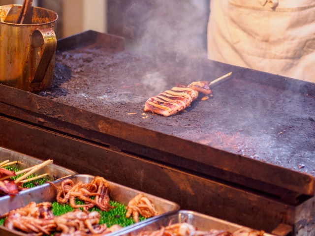 屋台超えの味!こうちゃん特製いか焼き作りました。 イカの柔らかさはもちろんとにかく味が超絶品です!! イカの捌き方も動画で紹介させて頂いてますがスーパーでもやってくれるのでただ漬けて焼くだけ超カンタンです 。・`ω・´ キラン☆お子さんのおやつにはもちろんビール