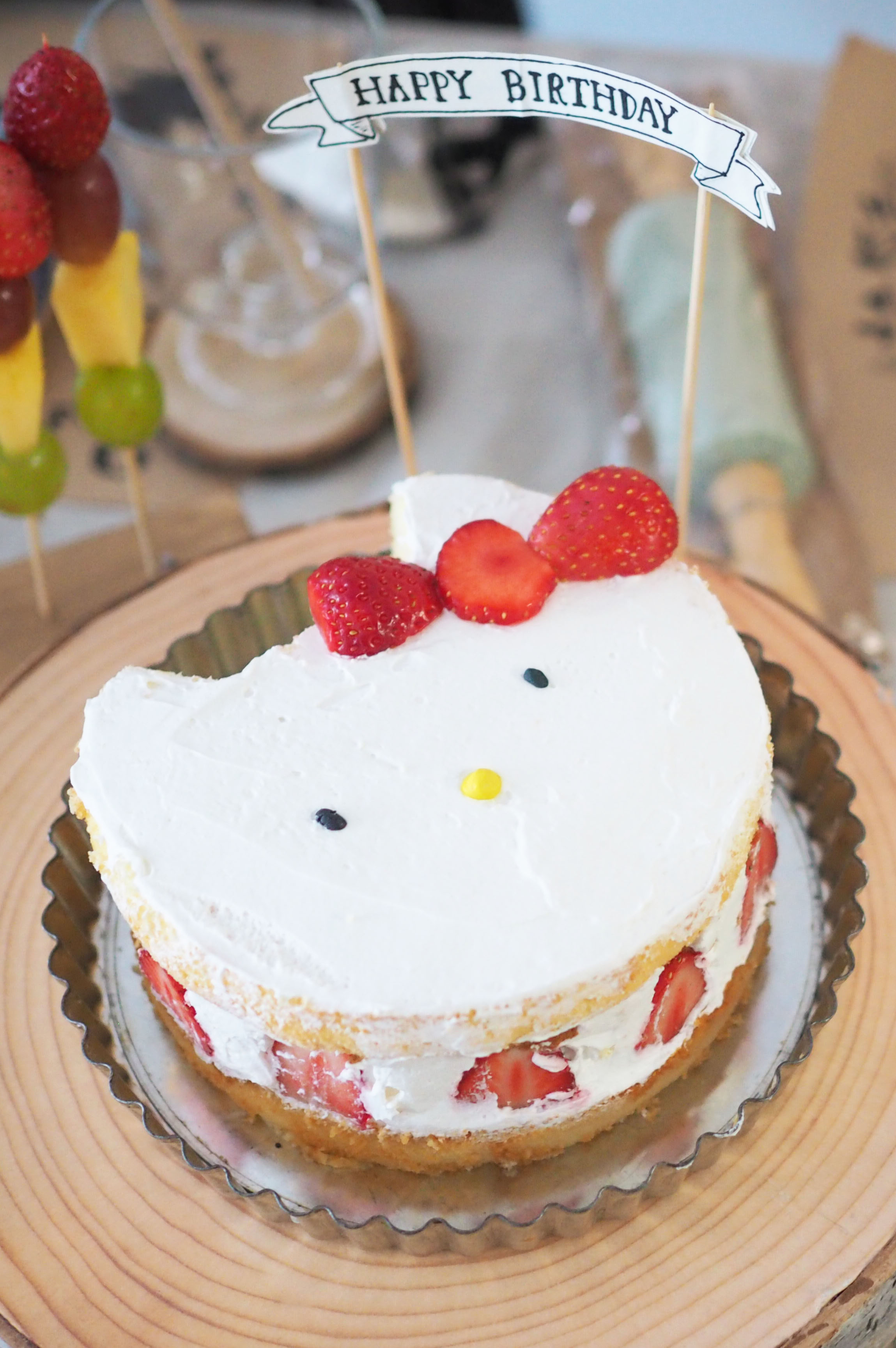 カフェテリア、パティスリーのメニュー デザインのテンプレートです。カップケーキ、ケーキや甘いデザート菓子店メニューの価格のアイコンをスケッチします。のイラスト素材・ベクターImage 64877611