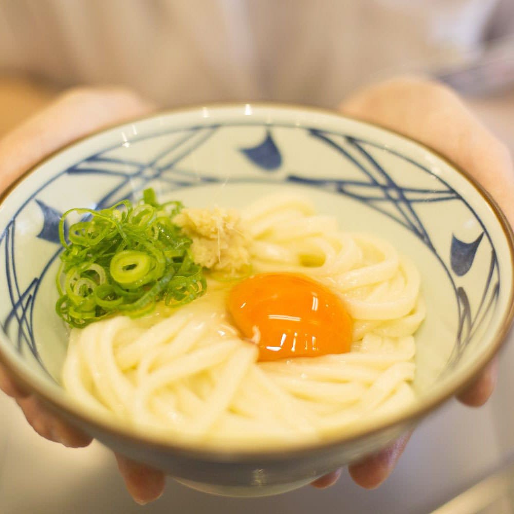 丸亀製麺」冬の新メニューは超贅沢！ “牡蠣×バター風味”濃厚うどんを先行体験 - 特集・レポート - クランクイン！トレンド