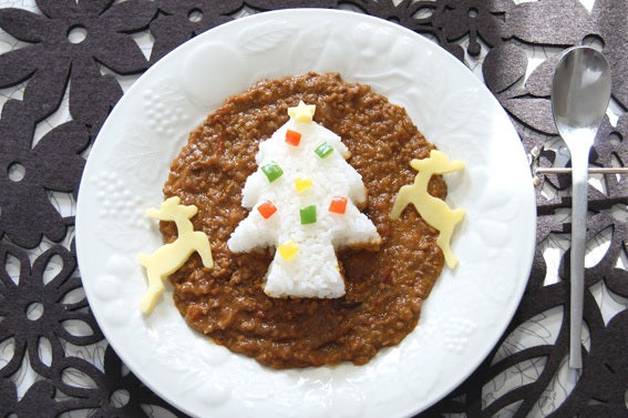 ごはんの盛り付けを変えるだけ♩「雪だるまカレー」のキュートな笑顔に癒されよう - macaroni