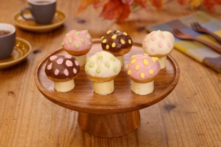 プチシュークリーム デコレーションケーキ 生クリーム８号！ サンドは苺🍓🍓🍓🍓🍓 最近、プチシュークリームにハマってるお客様のご注文です。可愛く周りにはピンクのバタークリームで飾り付けです。リクエストケーキ生クリーム洋菓子ヒロセ洋菓子店古淵杏