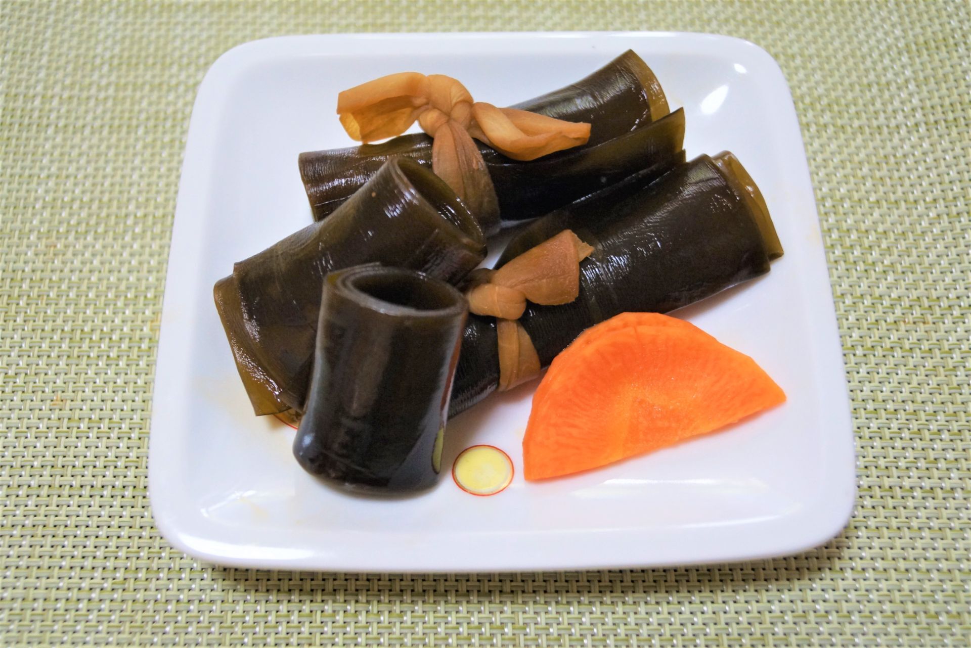 おせち料理の定番！ごぼうとにんじんの昆布巻き