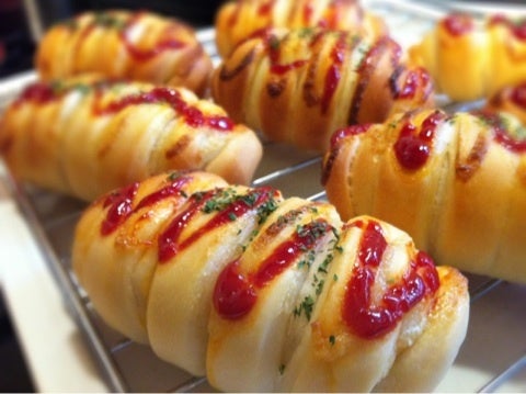 パン生地をクルッと巻くのが楽しい！ウインナーロール