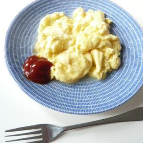 お昼ごはん パンケーキ スクランブルエッグはあさイチでやっていたビル・グレンジャーさん ビルズのシェフの方 の作り方。 ズッキーニで円を作って真ん中に スクランブルエッグをいれて、おもてなしの前菜にしたら大ウケでした。 デビルエッグや、ロブションの卵の前菜とか