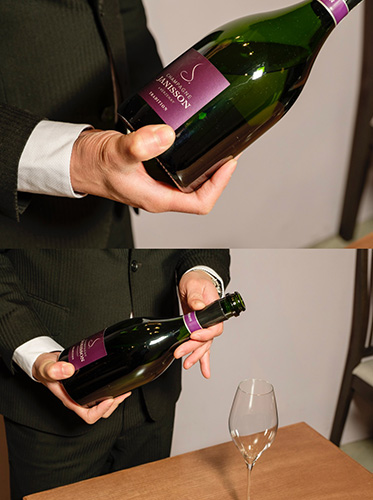 ワイングラスの持ち方 脚を持つのは間違っている!? ソムリエに聞いてみた!イエノミスタイル 家飲みを楽しむ人の情報サイト