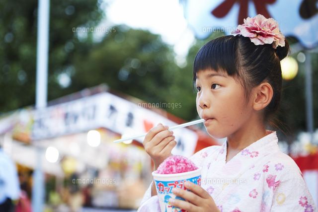 かき氷を食べる男性・女性の無料イラスト✨⭐️クリエーターゆりぽんのお部屋⭐️