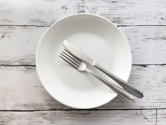 フランス在住者が教える本場のフレンチでのフォーク・ナイフの使い方フラルーガ
